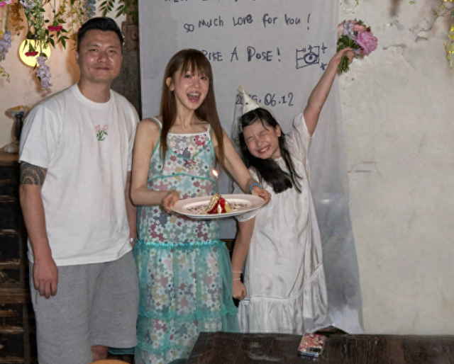 郜林一家近照，42岁发福不少，老婆是超模，退役当老板很幸福|广州恒大|国足|广州队|国足球员|足协_新浪体育_新浪新闻