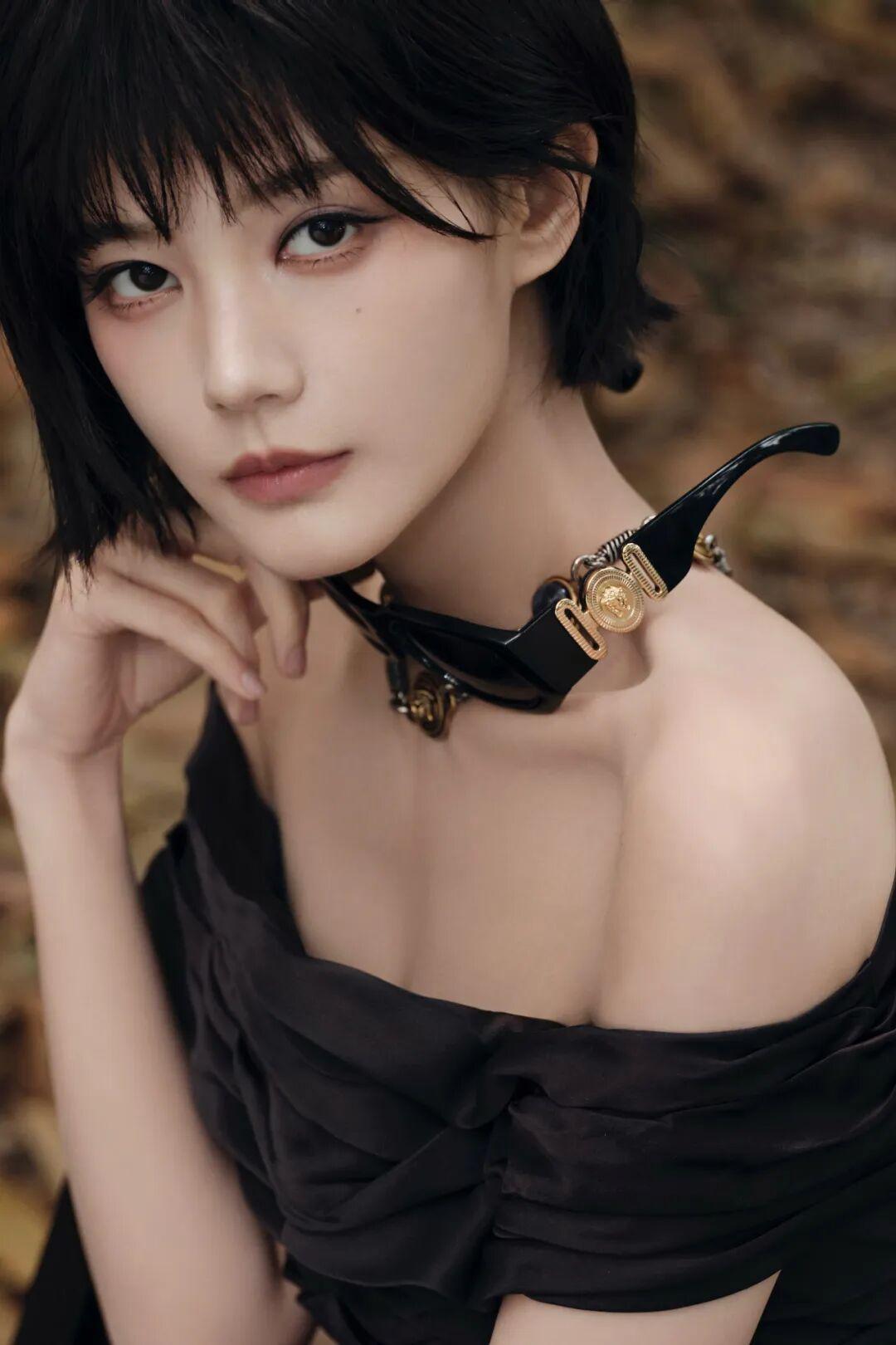 开云注册入口-李一桐短发配露肩裙，好美好迷人！